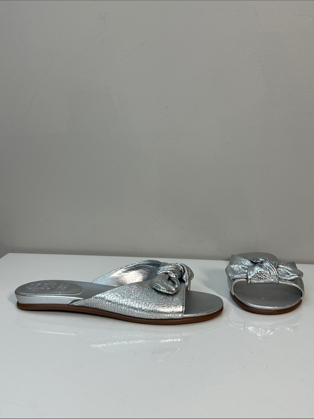 Vince Camuto Ejella Gleaming Silver Bow Slip On Open Toe Slide Sandals Size 6.5W